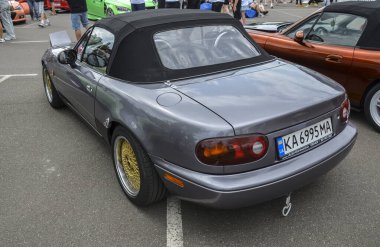 Mazda MX-5 Miata, hafif tasarımı, çevik kullanımı ve çekici sürüş deneyimiyle ünlü efsanevi iki koltuklu üstü açık spor arabasıdır.