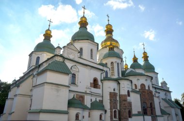 Ukrayna, Kyiv 'deki Aziz Sophia Katedrali' nin dışı. Beyaz duvarlı katedralde haçlarla kaplı çok sayıda yeşil ve altın kubbeler yer alıyor.