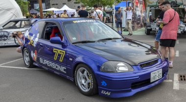 Modifiye edilmiş mavi Honda Civic hatchback ve düşük duruşu ona Kirpi Sonic 'ten esinlenerek sportif ve agresif bir görünüm ve tasarım veriyor.