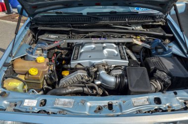 Açık mavi Ford Scorpio motor bölmesi Cosworth 24V motor ve düzenli düzenlenmiş bileşenler arabanın klasik tasarımı ve modifiye edilmiş performans özellikleri vurgulanıyor