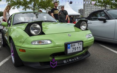 Parlak yeşil Mazda MX-5 Miata, ön dudak spikeri açık hava araba etkinliği. 