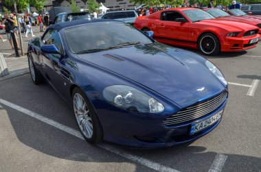 Entelektüelliğin saf özünü Aston Martin DB9 Volante ile ortaya çıkar. Üstü açılabilir lüks bir arabada nefis bir tasarım ve dinamik performansın bir karışımı.