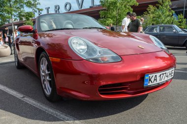 Porsche Boxster Üstü açılabilir, çevik kullanım, şık tasarım ve açık kapaklı özgürlüğün heyecan verici bir karışımı. Bu spor araba lüks ve güç yayar.
