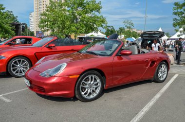 Porsche Boxster Üstü açılabilir, çevik kullanım, şık tasarım ve açık kapaklı özgürlüğün heyecan verici bir karışımı. Bu spor araba lüks ve güç yayar.