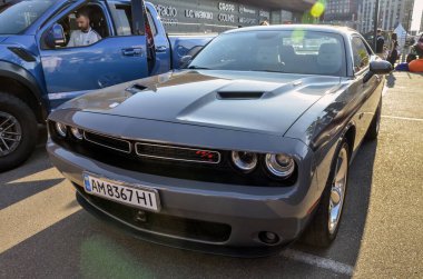 Dodge Challenger, klasik kaslı araba mirası ve modern performansın vahşi bir karışımı. Cesur tasarım, güçlü V8 motor, ve amansız hız onu yoldaki gerçek simge yapar
