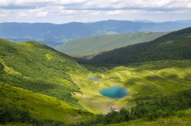 Bereketli yeşil vadi ve Vorozheska Gölü 'nün yuvarlanan tepeler arasında yer aldığı sakin bir dağ manzarası nefes kesici. Karpat Dağları, Ukrayna