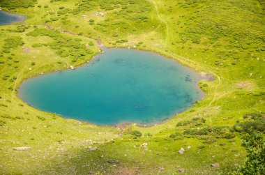 Huzurlu Vorozheska Gölü yemyeşil tepelerin içine yerleşmiş barışçıl doğal bir geri çekilme sunuyor. Svydovets, Karpatlar, Ukrayna