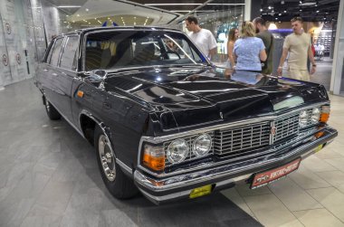Siyah GAZ-14 Chaika Sovyet döneminin lüks ve prestijinin sembolüdür. Sovyetler Birliği 'nin otomotiv tarihini temsil ediyor.