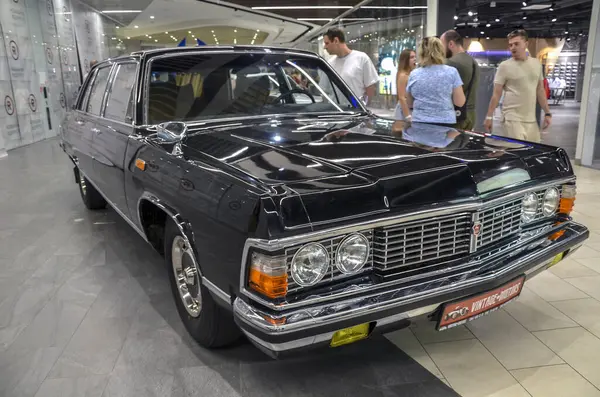 Siyah GAZ-14 Chaika Sovyet döneminin lüks ve prestijinin sembolüdür. Sovyetler Birliği 'nin otomotiv tarihini temsil ediyor.
