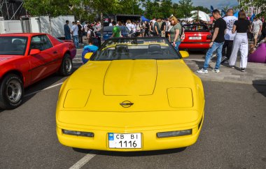 Açık sarı Chevrolet Corvette lüks, performans ve biraz nostalji katan sembolik Amerikan spor arabasıdır.