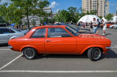 Klasik turuncu Vauxhall Viva HC kompakt İngiliz arabası zarif çizgiler, belirgin bir ızgara ve güvenilirliği ve ödenebilirliğiyle bilinen retro cazibesine sahiptir.