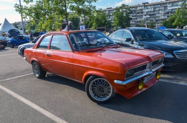 Klasik turuncu Vauxhall Viva HC kompakt İngiliz arabası zarif çizgiler, belirgin bir ızgara ve güvenilirliği ve ödenebilirliğiyle bilinen retro cazibesine sahiptir.