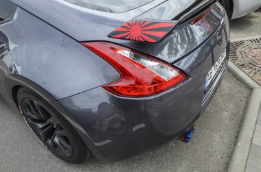 Arka tarafında kırmızı ve siyah 