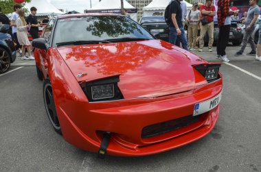 Mitsubishi Eclipse, dinamik tasarımı, güçlü performansı ve akortçu dostu özellikleri ile tanınan şık spor kompakt bir arabadır.