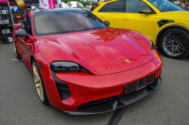 Porsche Taycan Turbo S, son model elektrikli taşıt teknolojisiyle ikonik tasarım ve sürüş dinamiklerini harmanlayan yüksek performanslı, elektrikli bir spor arabadır.