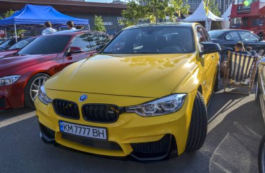 BMW M3, güçlü motoru, kusursuz kullanımı ve lüks tasarımı ile ünlü yüksek performanslı bir spor sedanıdır.