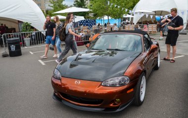 Mazda MX-5 Miata, zamansız stili olan ikonik roadster iki tonluk metalik turuncu ve siyah dış görünüme vuruyor.