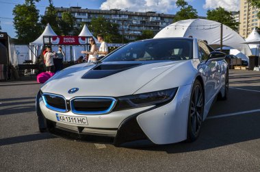Gösterişli beyaz BMW i8, spor araba bölümünde yenilik, lüks ve sürdürülebilirliği temsil etmektedir. Geleceğin zarafeti, melez performansı ve enerji verimliliği.