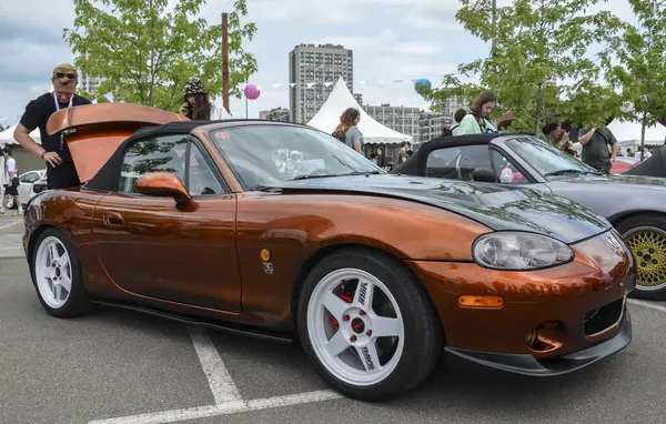 Mazda MX-5 Miata, zamansız stili olan ikonik roadster iki tonluk metalik turuncu ve siyah dış görünüme vuruyor.