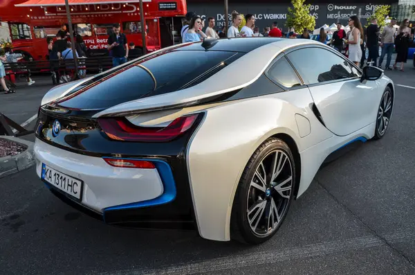 Gösterişli beyaz BMW i8, spor araba bölümünde yenilik, lüks ve sürdürülebilirliği temsil etmektedir. Geleceğin zarafeti, melez performansı ve enerji verimliliği.