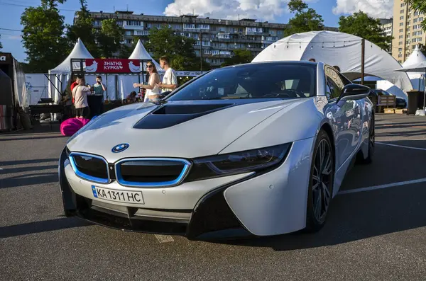 Gösterişli beyaz BMW i8, spor araba bölümünde yenilik, lüks ve sürdürülebilirliği temsil etmektedir. Geleceğin zarafeti, melez performansı ve enerji verimliliği.