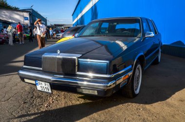1989 Chrysler New Yorker, 1980 'lerin sonlarında Amerikan lüksünün zamansız bir temsilidir.