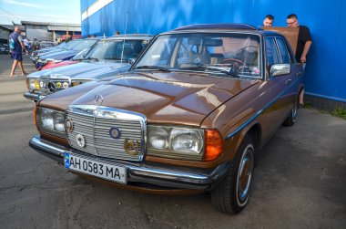 1982 model lüks sedan Mercedes Benz 300D 3.0 litrelik dizel motor ile donatılmış etkileyici yakıt verimliliği ile güvenilir performansı dengeliyor