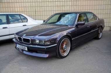 BMW 7 serisinin ebedi lüks ve teknolojik icadı E38 klasik BMW zarafeti ve mühendislik mükemmelliğinin özünü yakalar.