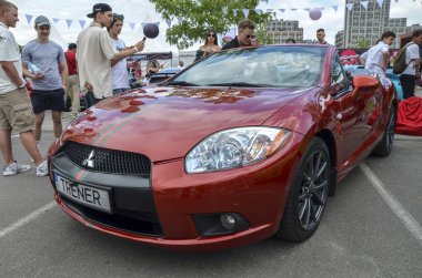 İki kapılı üstü açık Mitsubishi Eclipse Spyder cesur bir tasarımı, güçlü bir performansı ve dinamik bir stili var.