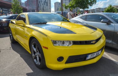 İkonik Amerikan kaslı midilli arabası Chevrolet Camaro 1960 'ların orijinal modeline saygı gösteren eski tasarımlarıyla bilinen siyah yarış çizgileriyle tanınıyor. 