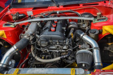 Nissan 200SX S13 'ün modifiye edilmiş bir otomobil motor bölmesine yakın çekim. Turbo şarj aleti, interfriksiyon boruları ve performans hava filtresi de dahil.