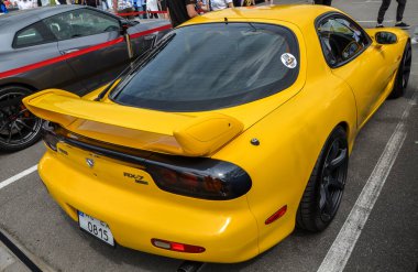 Gösterişli ve ikonik Japon spor otomobili 1997 Mazda RX-7 FD döner motor, aerodinamik tasarım, pop-up farlar ve olağanüstü performans sergiliyor.