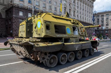 Ukrayna 'nın savaş alanlarında imha edilen 2S19 Msta-S kendinden itişli Rus havan topu, ezilmiş askeri teçhizat sergisi kapsamında sergileniyor.