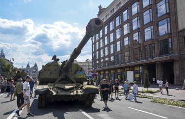 Ukrayna 'nın savaş alanlarında imha edilen 2S19 Msta-S kendinden itişli Rus havan topu, ezilmiş askeri teçhizat sergisi kapsamında sergileniyor.