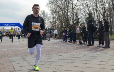 Koşucular canlı bir maraton etkinliğine katılarak, manzaralı bir ortamda kararlılıklarını sergiliyorlar