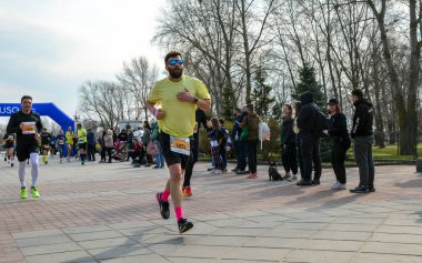 Koşucular canlı bir maraton etkinliğine katılarak, manzaralı bir ortamda kararlılıklarını sergiliyorlar