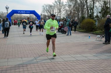 Koşucular canlı bir maraton etkinliğine katılarak, manzaralı bir ortamda kararlılıklarını sergiliyorlar