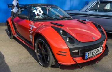 Smart Roadster 2003, şık, hafif, iki koltuklu bir spor arabadır ve şehir sürücülüğünü coşkulu bir şekilde yeniden tanımlar.