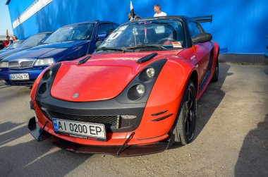 Smart Roadster 2003, şık, hafif, iki koltuklu bir spor arabadır ve şehir sürücülüğünü coşkulu bir şekilde yeniden tanımlar.