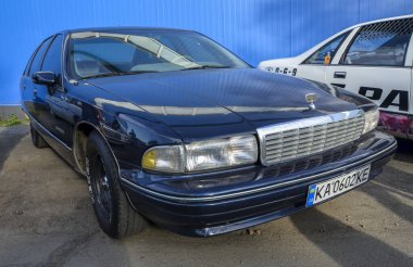 Iconic tam boy sedan Chevrolet Caprice 1992 klasik Amerikan otomotiv tasarımının özeti dayanıklılığın sembolü olmaya devam ederek nostaljik bir deneyim sunuyor.