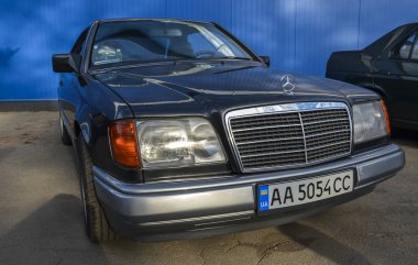 İkonik W124 serisinin bir parçası olan 1995 Mercedes Benz E 200 dayanıklılık, sofistike ve hassas mühendisliğin sembolü olan klasik lüks sedan 'dır.