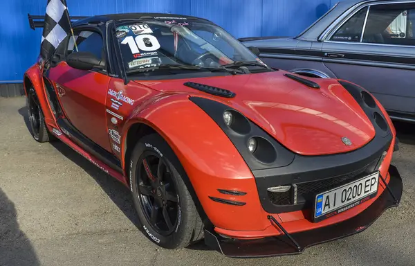 Smart Roadster 2003, şık, hafif, iki koltuklu bir spor arabadır ve şehir sürücülüğünü coşkulu bir şekilde yeniden tanımlar.