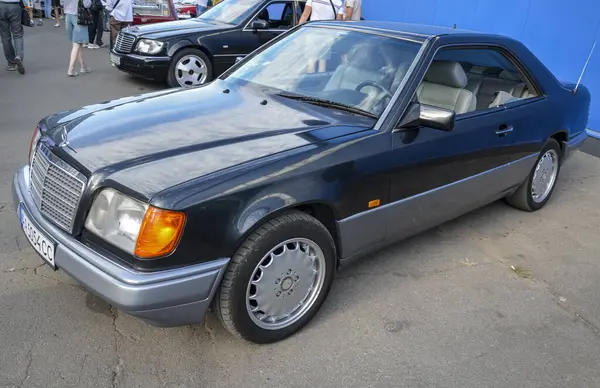 İkonik W124 serisinin bir parçası olan 1995 Mercedes Benz E 200 dayanıklılık, sofistike ve hassas mühendisliğin sembolü olan klasik lüks sedan 'dır.