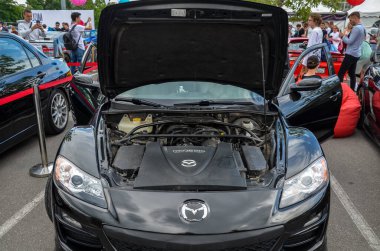 Siyah Mazda RX-8 kaputu açık, üzerinde 