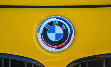 Yakından bakınca sarı bir arabanın üzerinde BMW 