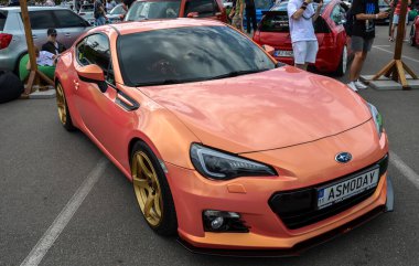 Şeftali rengi Subaru BRZ gösterişlidir, arka tekerden çekişli hafif spor coupe, hassas tutuş ve heyecan verici performans sunar