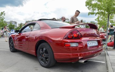 Klasik Japon kırmızı 2002 Mitsubishi Eclipse, agresif stili ve güvenilir performansı ile bilinen farklı tasarımı ile başını çevirir.