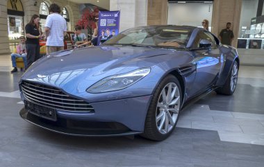 Aston Martin DB9 zarif, zarif tasarımıyla, güçlü V12 motoruyla ve rafine işçiliğiyle ünlü 