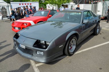 Klasik Amerikan Kas 1988 Chevrolet Camaro dikdörtgen farları, belirgin ızgarası ve aerodinamik tasarımı 80 'lerin sonunun ruhunu somutlaştırıyor.