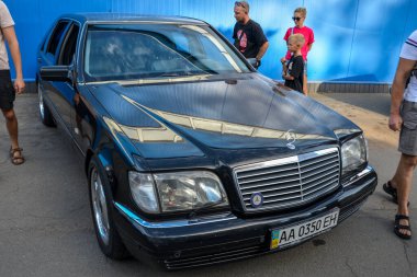 Siyah Mercedes-Benz W140 S-Class, gelişmiş teknolojisi, sağlam mühendisliği ve zamansız tasarımı ile ünlü lüks bir sedan.